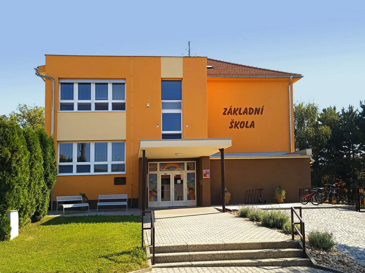 Budova základní školy v Letonicích
